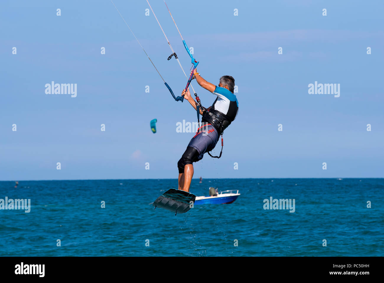 Shkorpilovtsi, Bulgarien - 29. Juni 2018: Kiteboarding Sport. Freizeitaktivitäten, Hobbies, Wassersport und Spaß im Sommer. Man Kitesurfen auf. Stockfoto