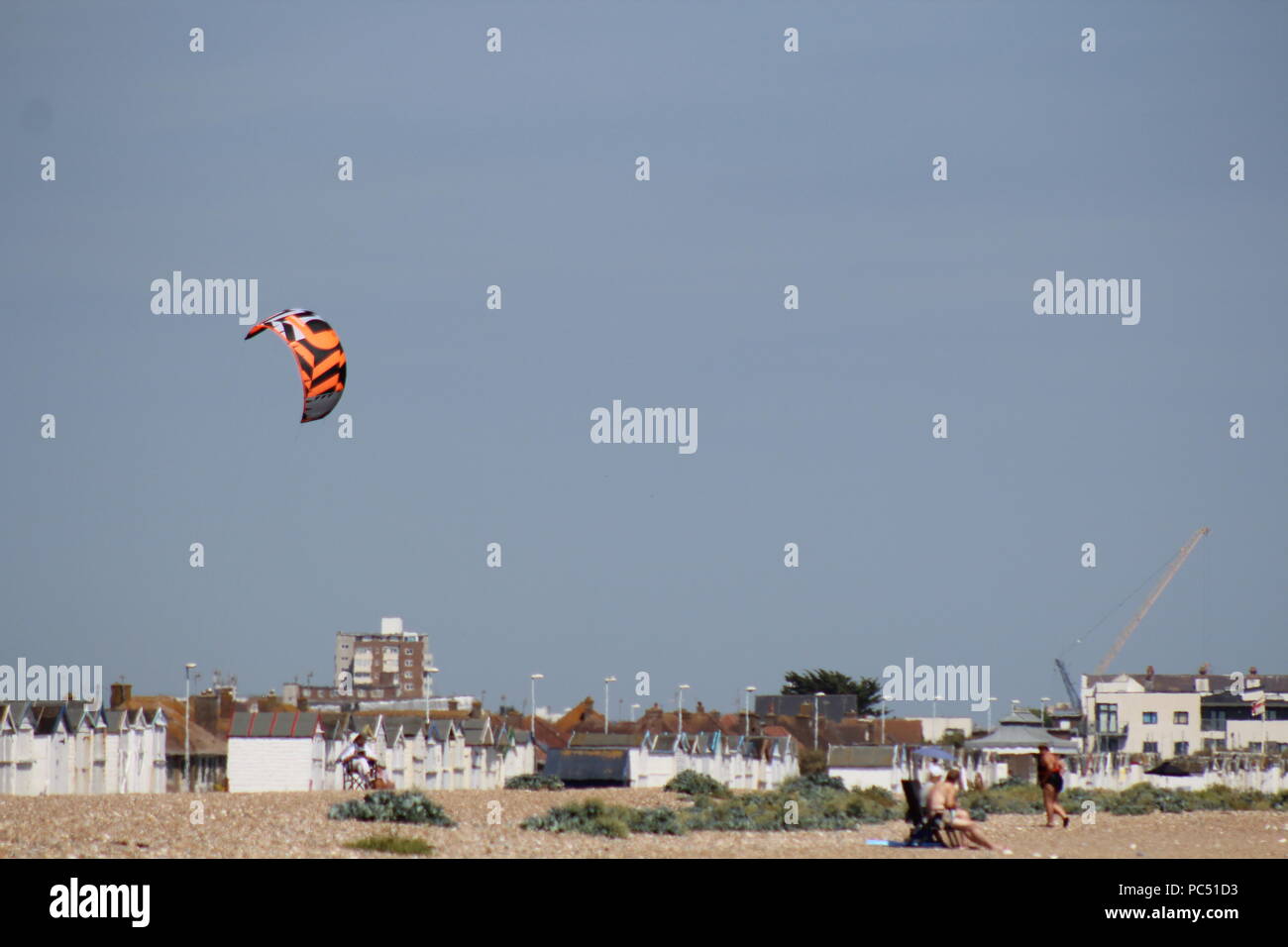 Drachen über Goring-by-Sea Beach fliegen Stockfoto