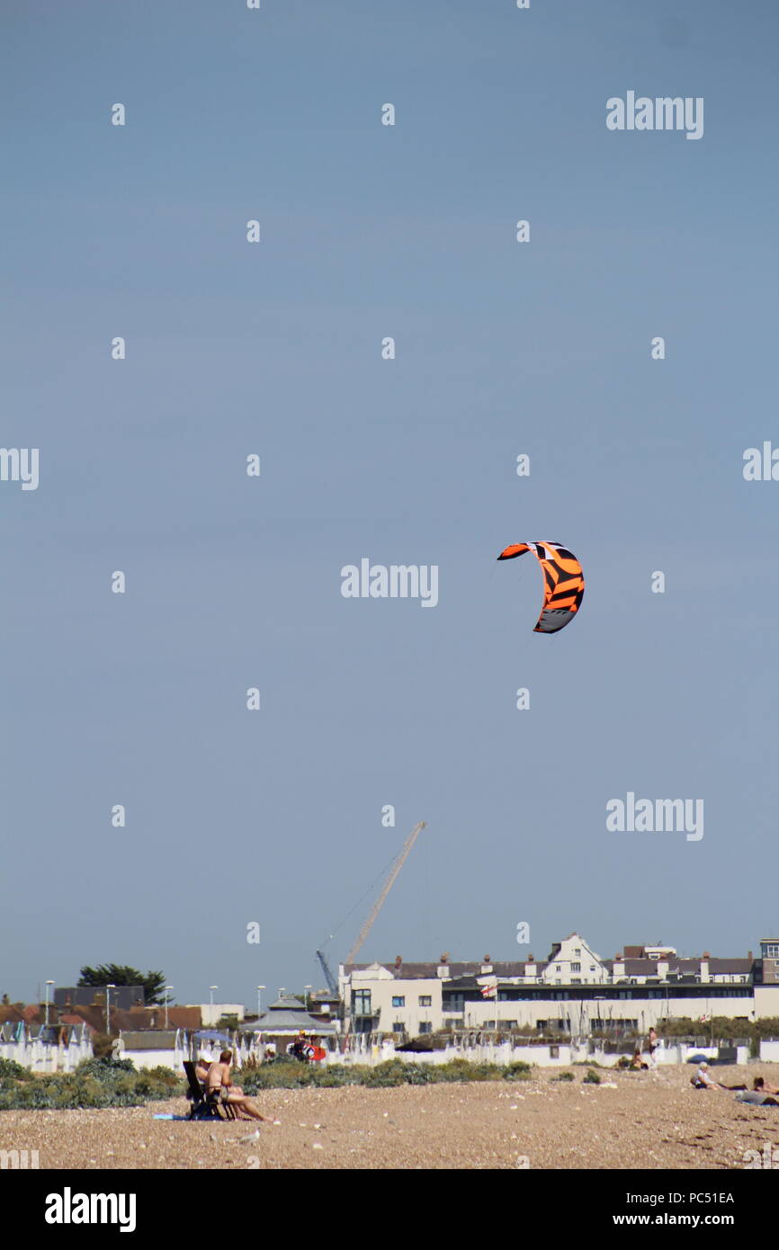 Drachen über Goring-by-Sea Beach fliegen Stockfoto