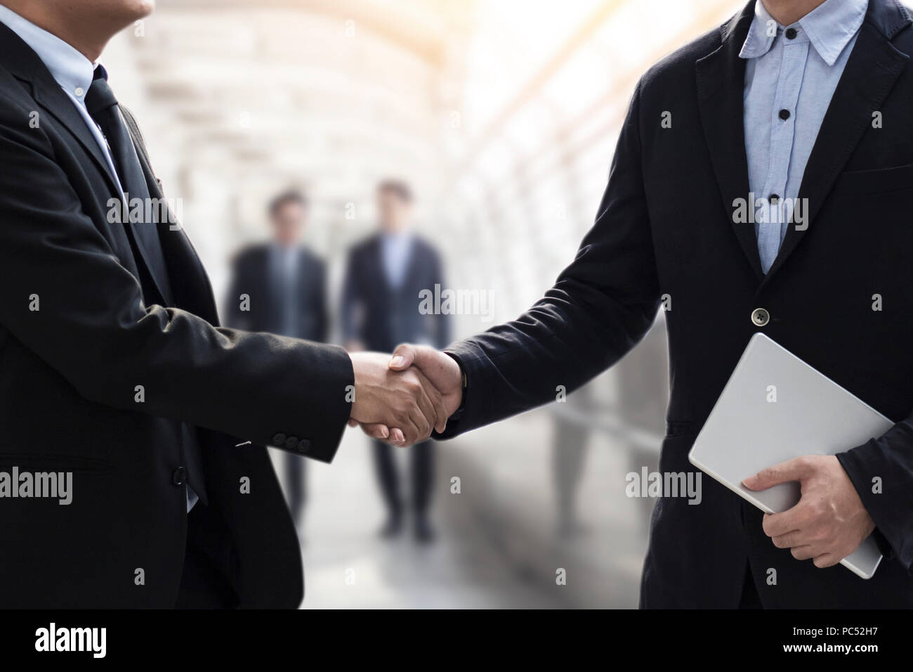 Erfolgreich verhandeln Business Konzept, Geschäftsleute Händeschütteln nach Abschluss der Konferenz oder die Festlegung von Zielen und die Planung der Weg zum Erfolg Stockfoto