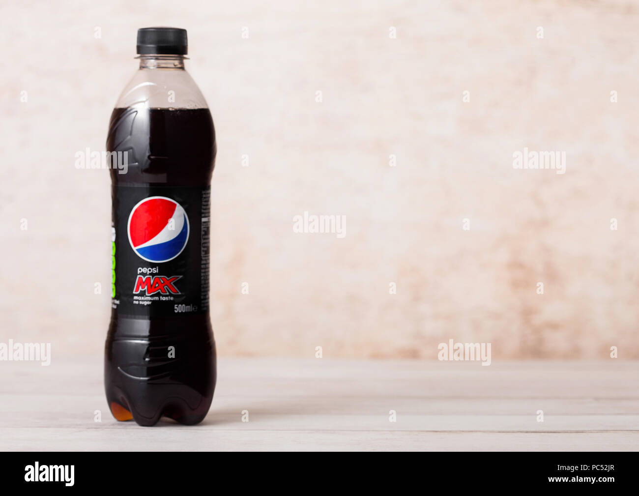 LONDON, UK - August 03, 2018: Kunststoff Flasche Pepsi Max Soft drink auf Holz. Amerikanische multinationale Nahrungsmittel- und Getränkeunternehmen Stockfoto