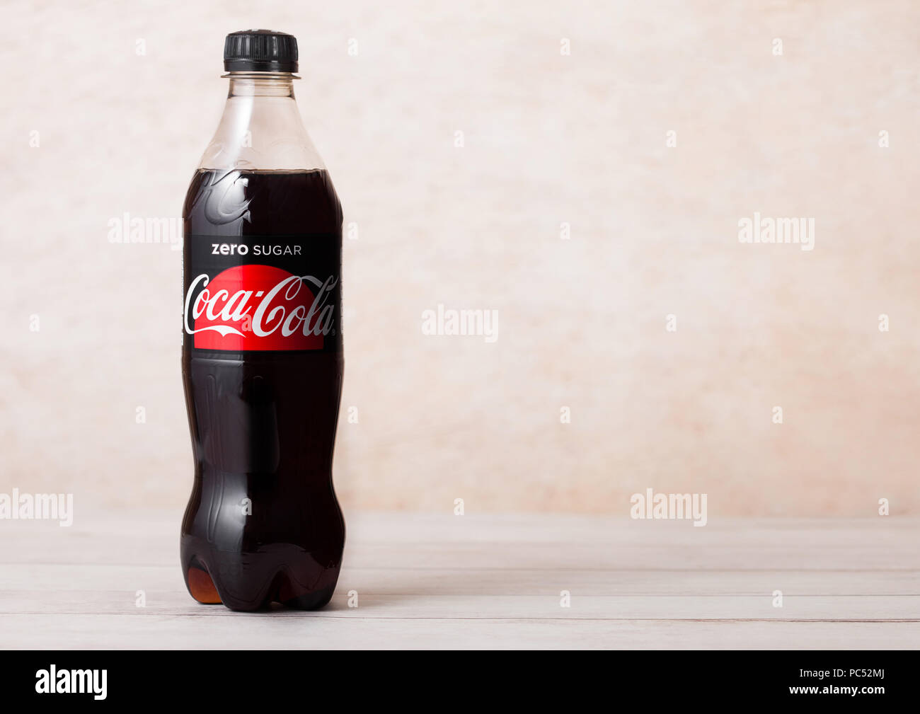 LONDON, UK - August 03, 2018: Kunststoff Flasche null Zucker Coca Cola Erfrischungsgetränke auf Holz. Beliebteste Getränk in der Welt. Stockfoto