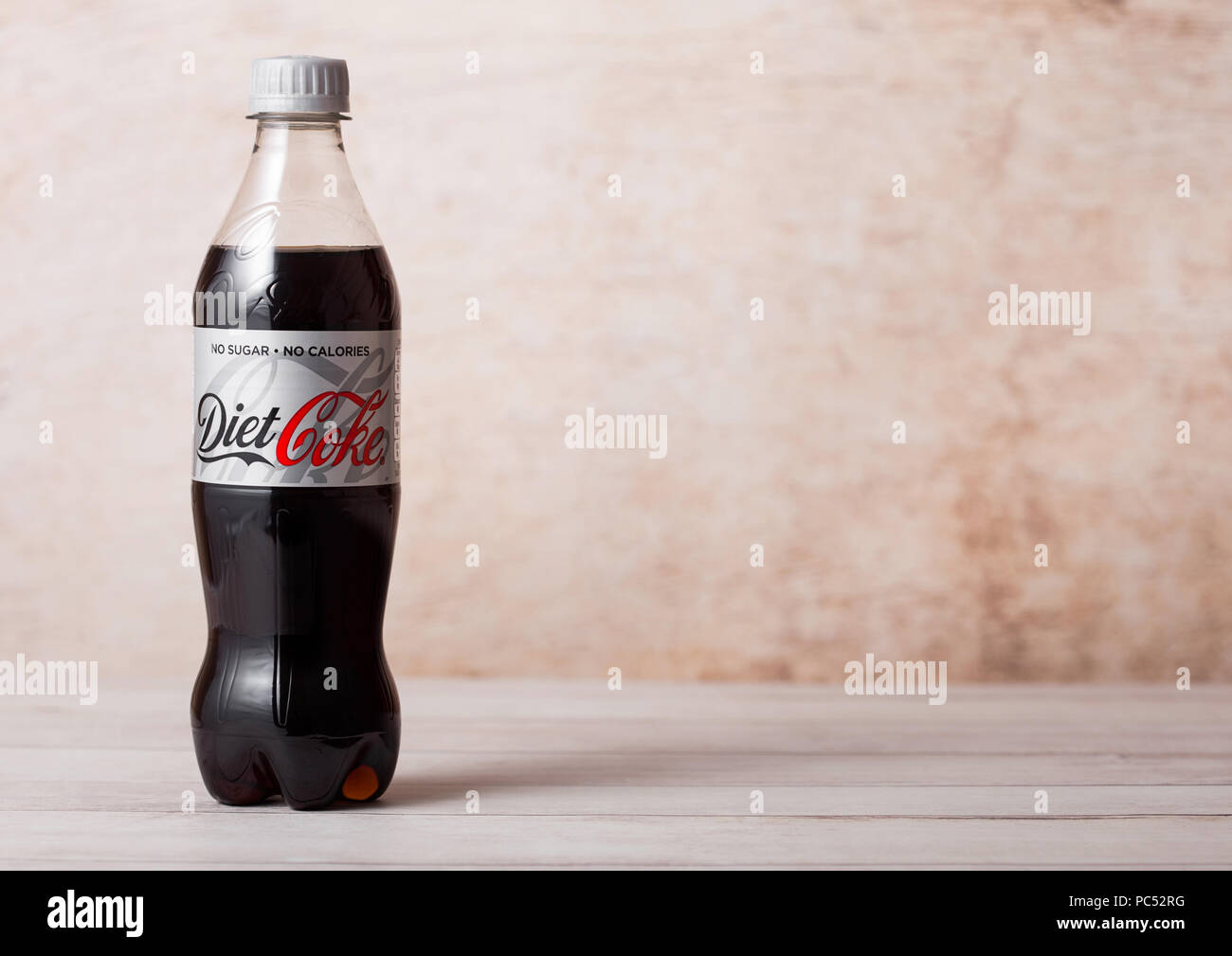 LONDON, UK - August 03, 2018: Kunststoff Flasche Cola Coca Cola Erfrischungsgetränke auf Holz. Beliebteste Getränk in der Welt. Stockfoto