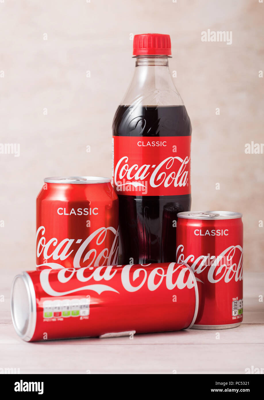 LONDON, UK - August 03, 2018: Plastikflasche und Aluminium Dosen Original Coca Cola Erfrischungsgetränke auf Holz. Beliebteste Getränk in der Welt. Stockfoto