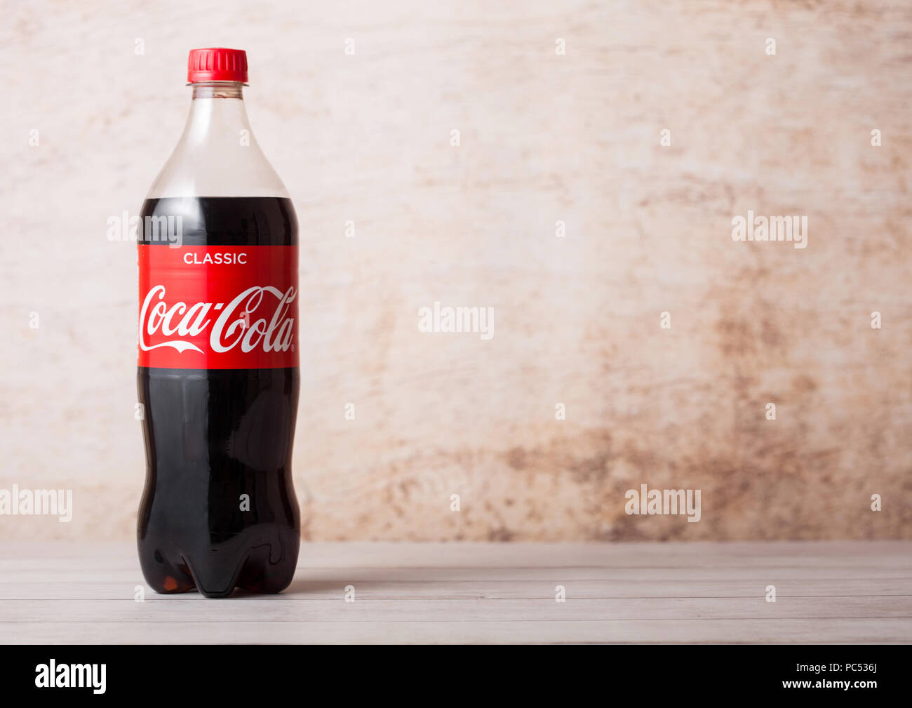 LONDON, UK - August 03, 2018: Kunststoff Flasche Original Coca Cola Erfrischungsgetränke auf Holz. Beliebteste Getränk in der Welt. Stockfoto