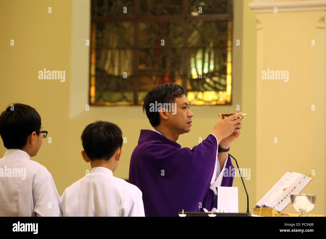 Dalat Kathedrale. Katholische Messe. Eucharistie unseres Herrn Jesus Christus. Dalat. Vietnam. | Verwendung weltweit Stockfoto