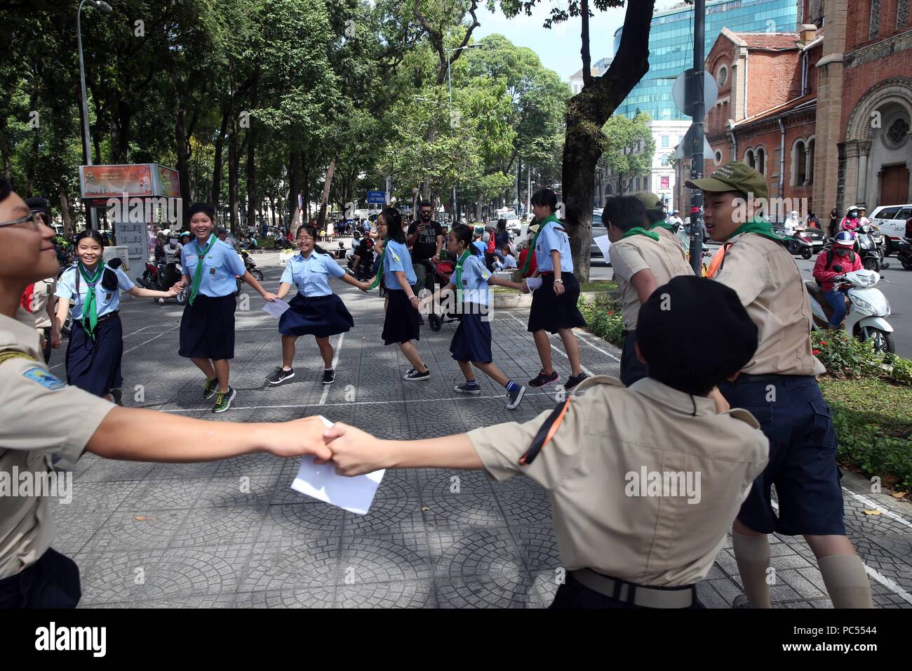 Vietnamesische scout Troup tanzen auf der Straße. Ho Chi Minh City. Vietnam. | Verwendung weltweit Stockfoto