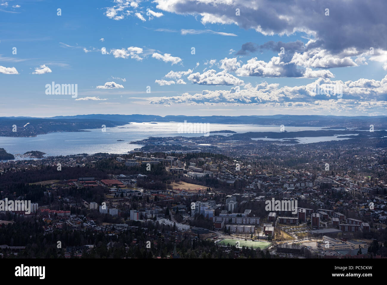 Spektakuläre Aussicht auf Oslo von Holmenkollen, Norwegen gesehen. Stockfoto