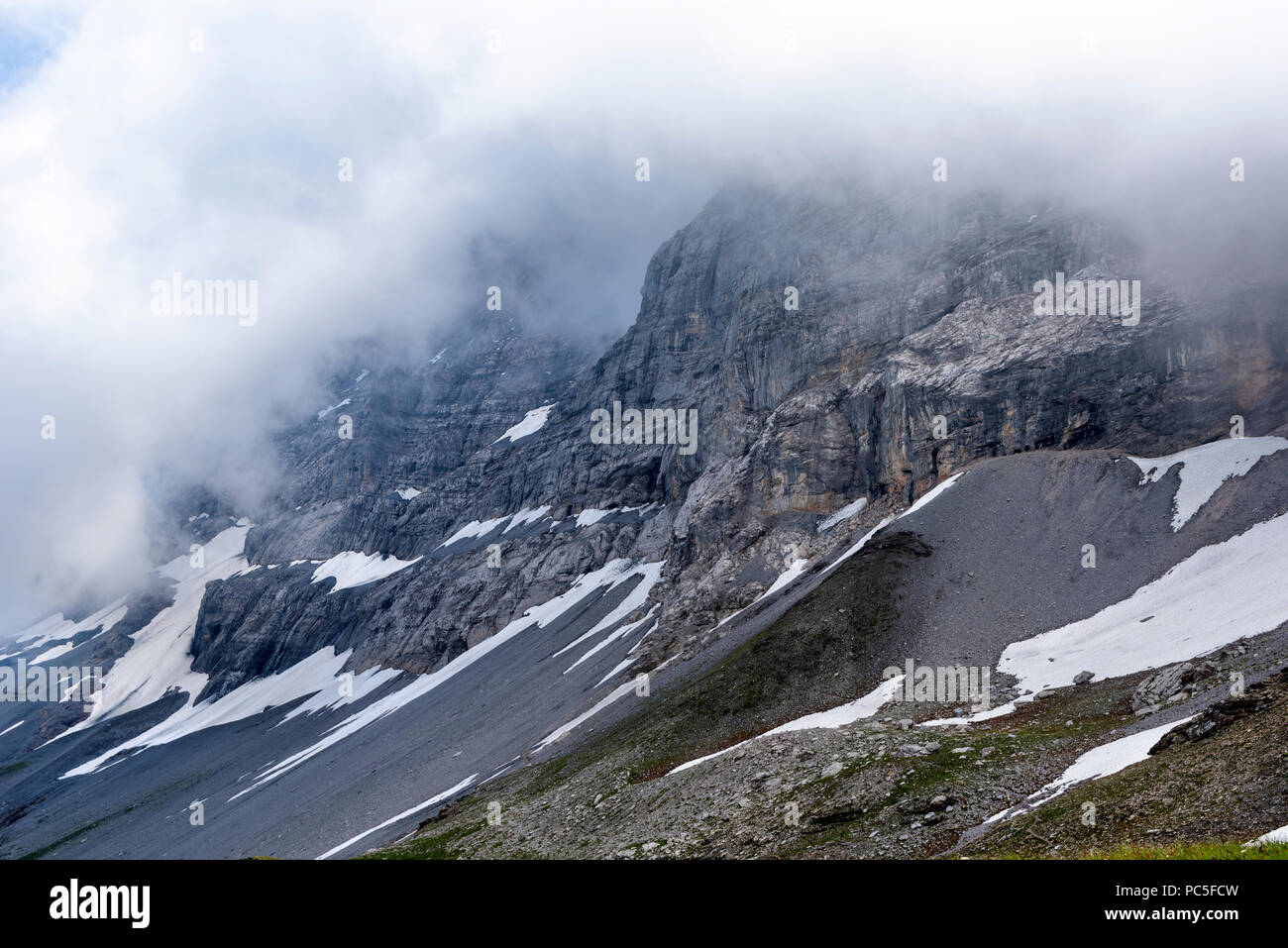 Die Nordwand des Eiger in Wolken von der Eiger Trail, Berner Alpen, Jungfrau Region, Schweiz Stockfoto