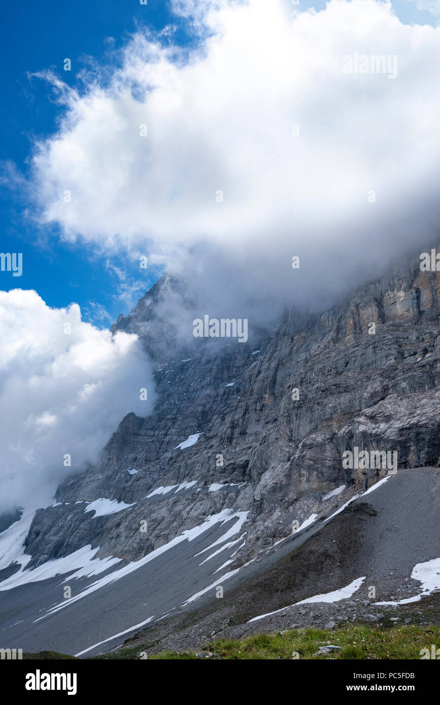 Die Nordwand des Eiger in Wolken von der Eiger Trail, Berner Alpen, Jungfrau Region, Schweiz Stockfoto