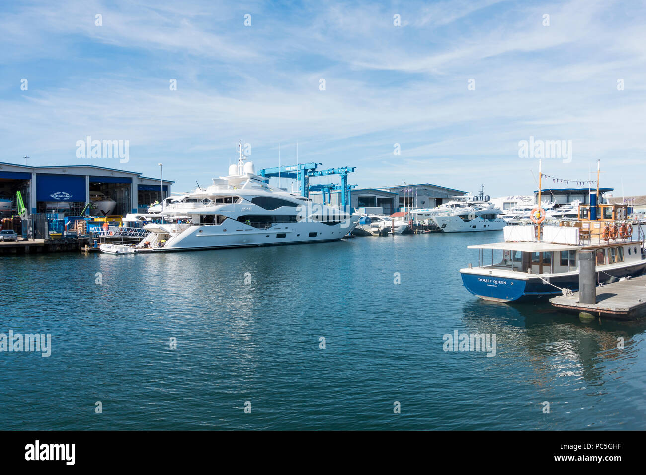 Sunseeker Luxus Motoryachten an der Sunseeker International Headquarters and Main im Hafen von Poole, Dorset, Großbritannien Stockfoto