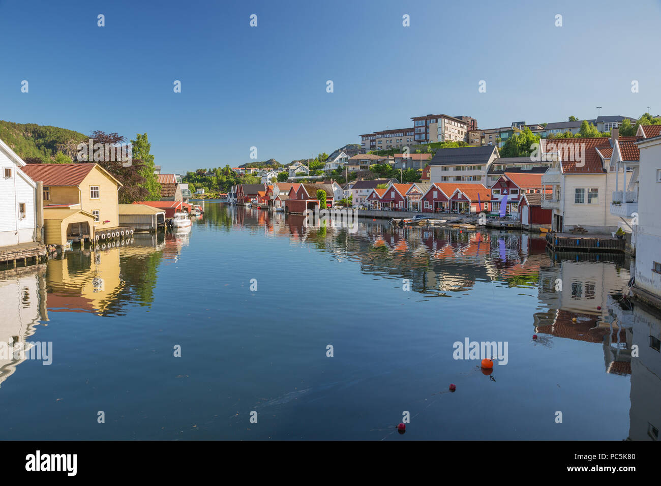 Flekkefjord Reflexionen im Wasser in seinen kleinen Hafen Stockfoto