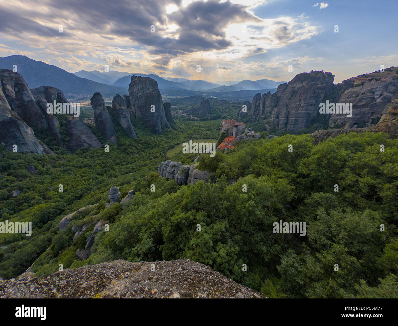 Meteora schöner Stein Formen und Berge mit Kloster in Griechenland Stockfoto