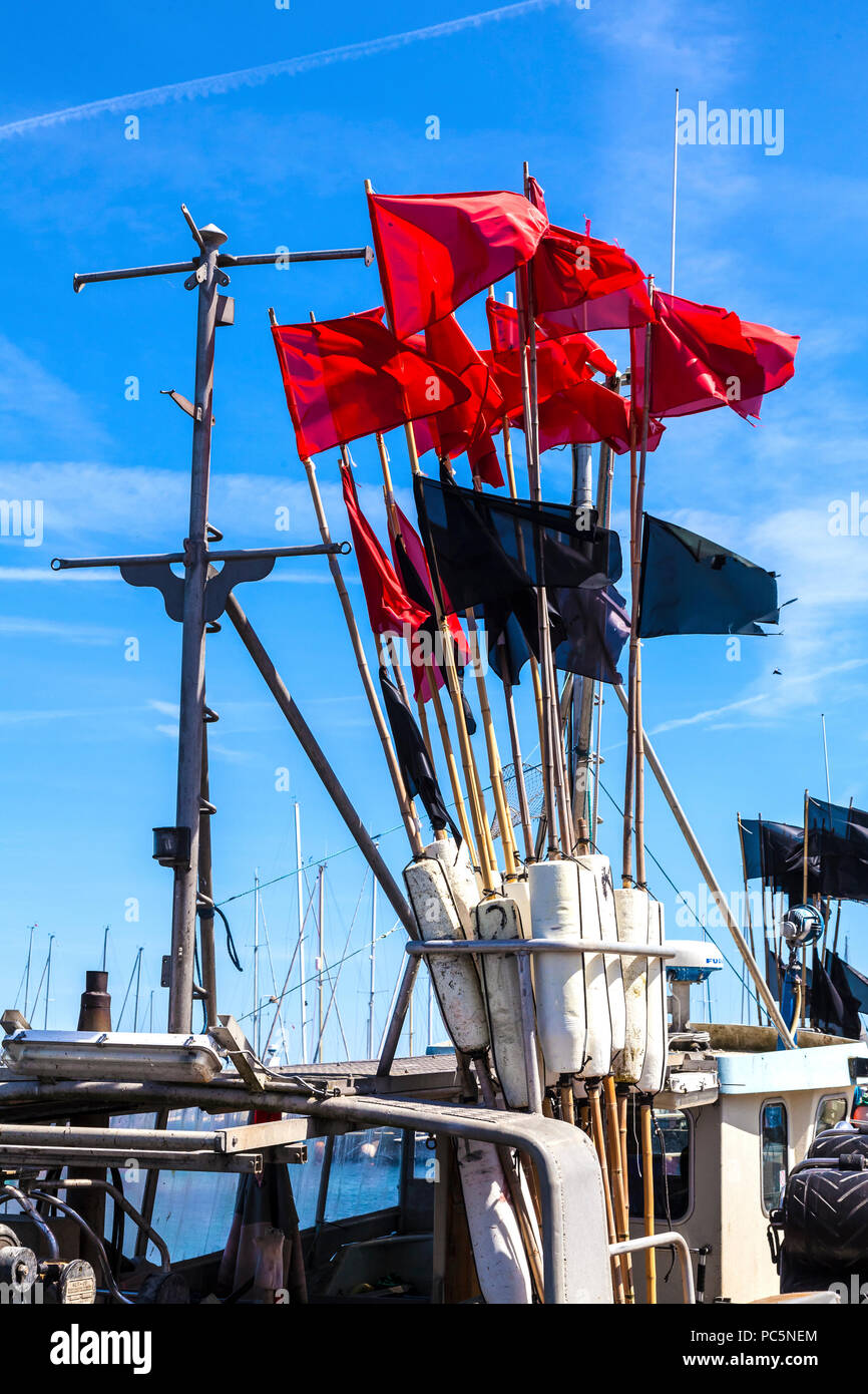 Bunte rote Fahnen, die von Fischern in Dragør Fischerdorf in der Nähe von Kopenhagen in Dänemark verwendet Stockfoto