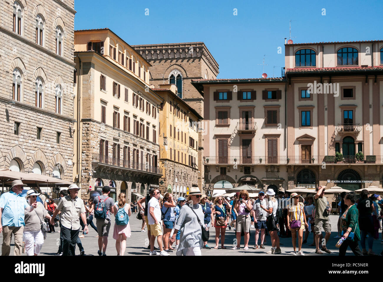 Besucher und Restaurants in die Piazzale Michelangelo in Florenz, Toskana, Italien Stockfoto