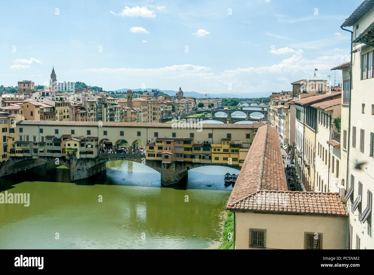 Der Ponte Vecchio Brücke über den Fluss Arno in Florenz, Italien. Stockfoto