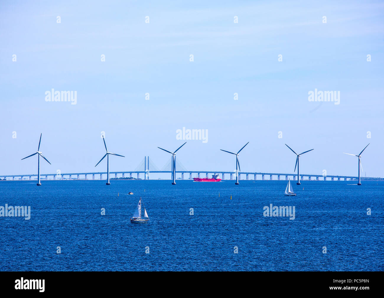 Die Öresundbrücke, eine kombinierte Bahn und Autobahn Brücke über den Öresund zwischen Schweden und Dänemark und den Middelgrunden offshore Wind fa Stockfoto