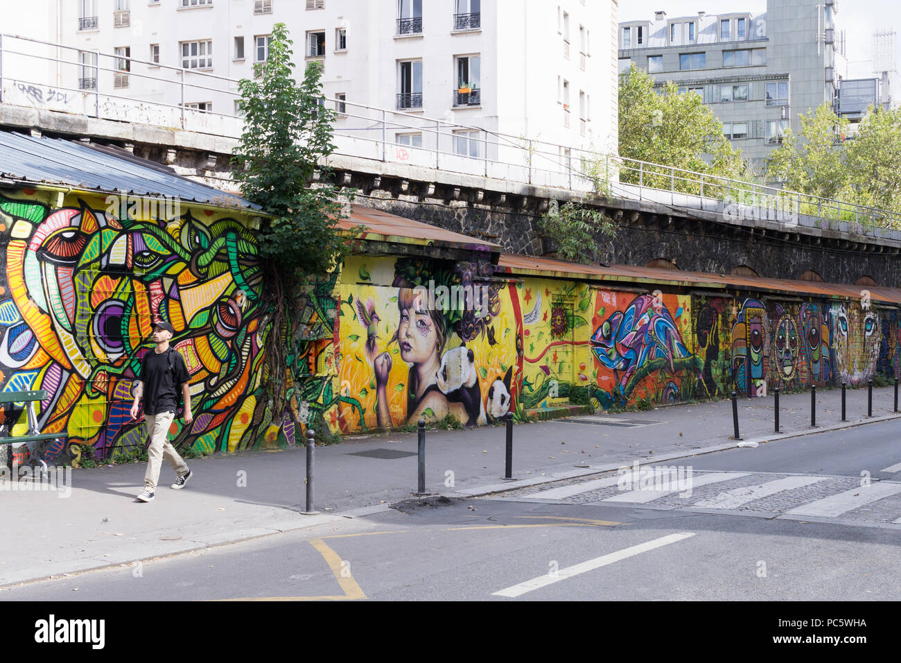 Street Art Paris - Wandbild auf eine Wand im Bereich des Kanals Ourcq in Paris, Frankreich, Europa gezeichnet. Stockfoto