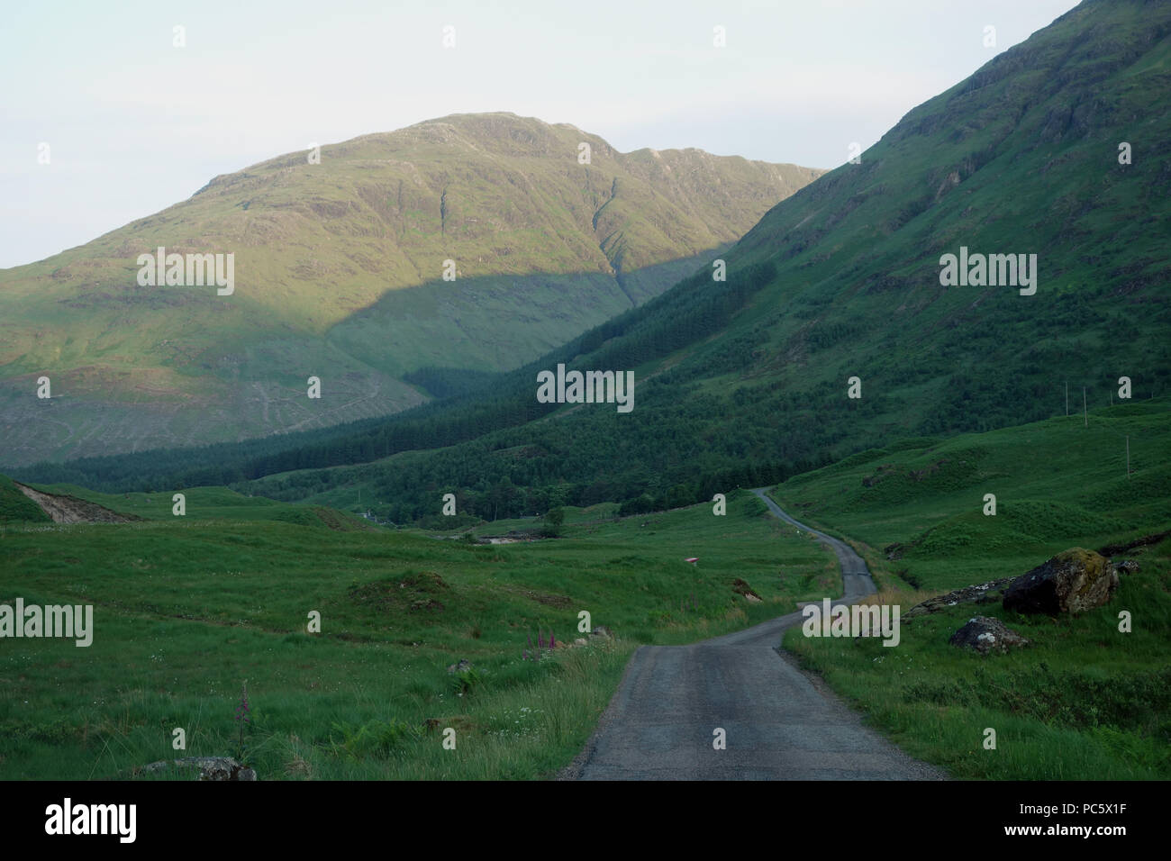Dämmerung auf der Schottischen Berge Corbett Beinn Moal Chaluim aus der Single Track Road im Glen Etive, Scottish Highlands, Schottland, Großbritannien. Stockfoto