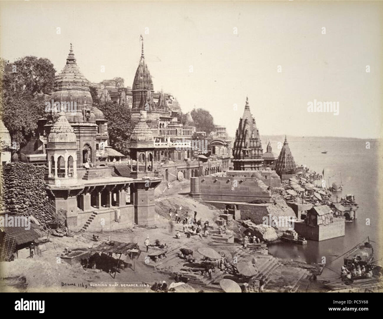 16 Brennen von Ghat, Benares in den 1860er Jahren Stockfoto