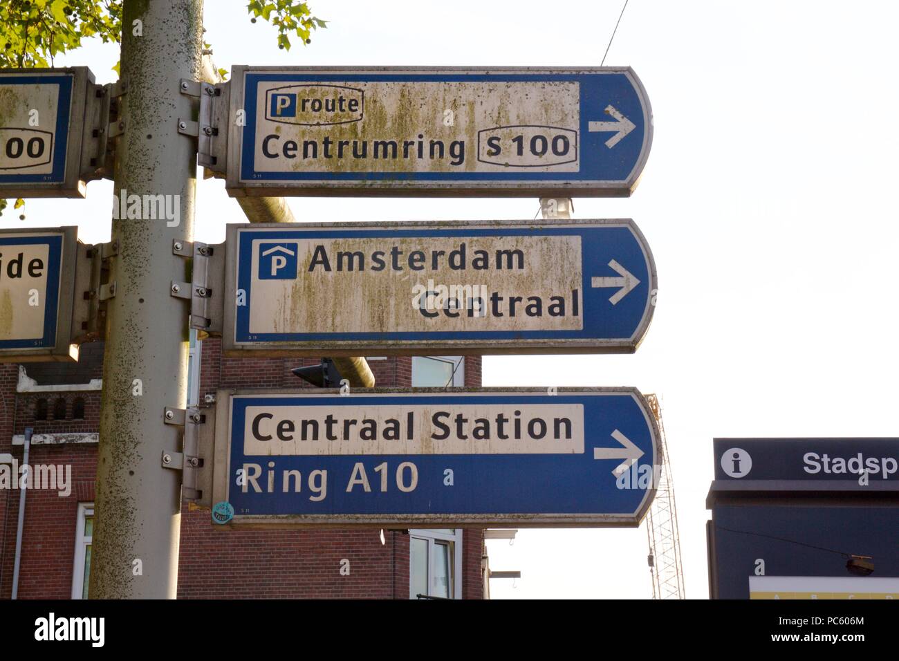 Drei blaue und weiße Zeichen auf ein Metallstift in Amsterdam, einschließlich nach Amsterdam Centraal Stockfoto