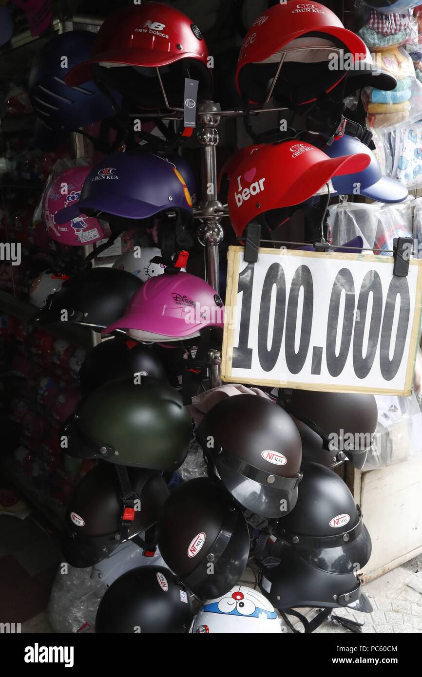Motorrad Helme zum Verkauf. Ho Chi Minh City. Vietnam. | Verwendung  weltweit Stockfotografie - Alamy