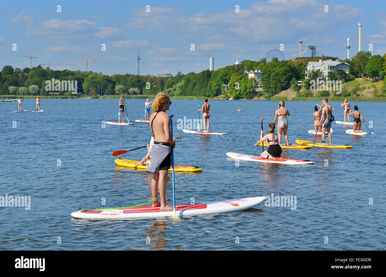 Stand Up Paddle Surfing und Stand up Paddle Boarding (SUP), Ableger des Surfens, in Toolonlahti Bay. Sportler Stockfoto