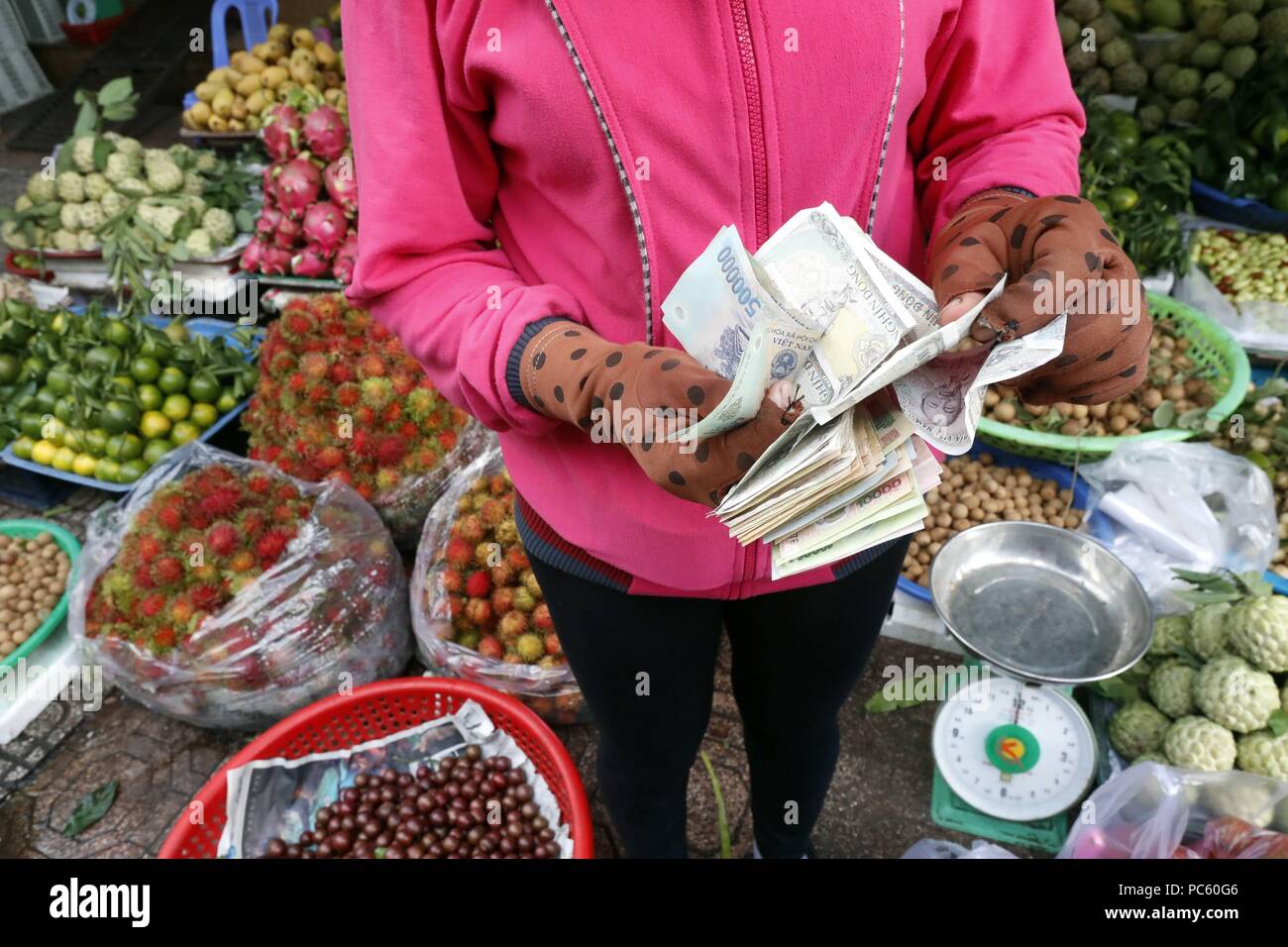 Straße Obstmarkt. Frau mit Banknoten. Ho Chi Minh City. Vietnam. | Verwendung weltweit Stockfoto