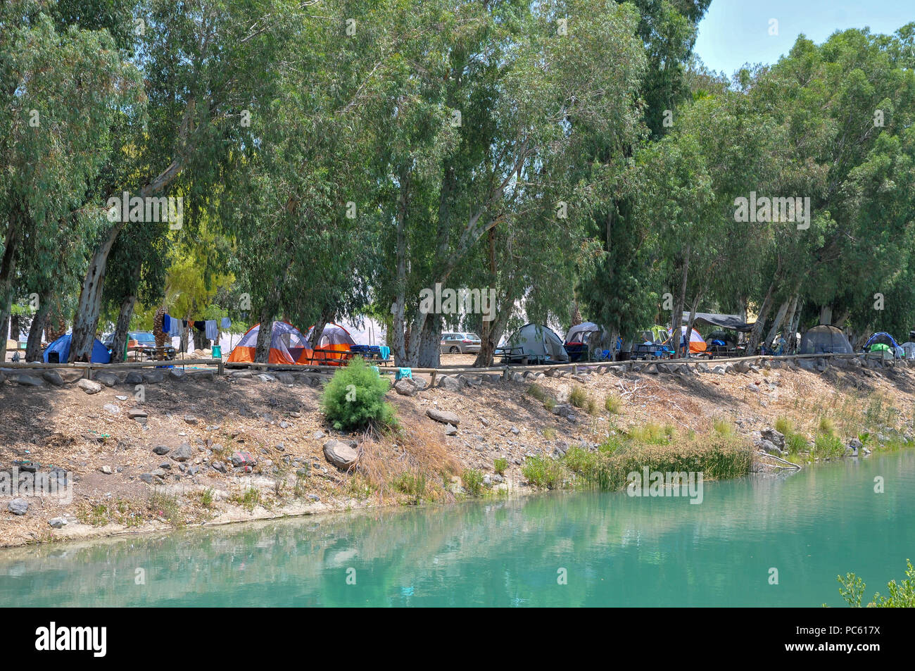 Picknick und Camping auf der südlichen Jordan als Er verlässt den See von Galiläa, Israel Stockfoto