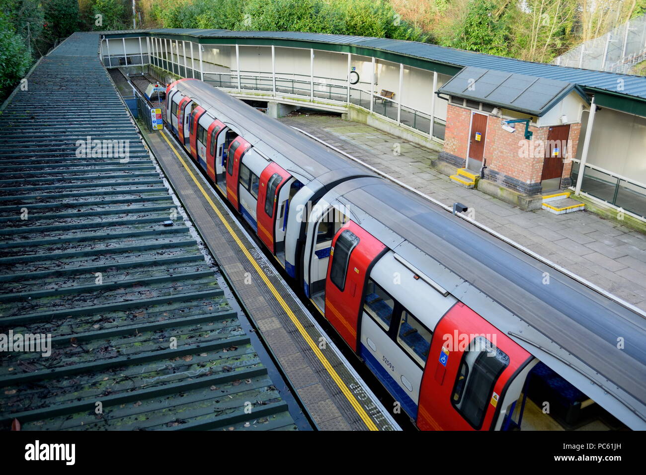 Northern Line Zug an der Londoner U-Bahnstation High Barnet Stockfoto