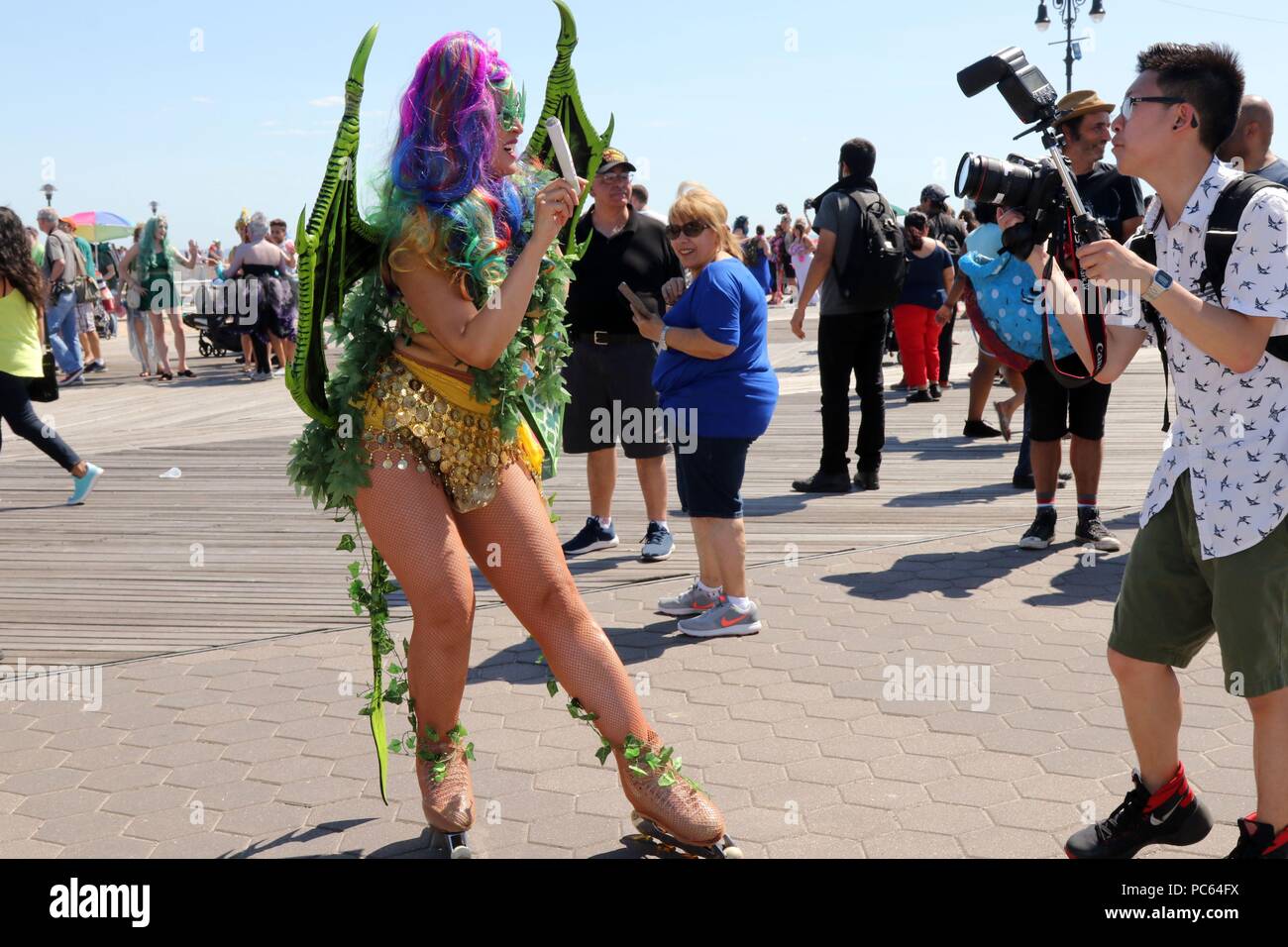 New York City, New York, USA. Juli 31, 2018. Politische leistung Künstler Marni Halasa, bei der jährlichen Mermaid Parade am 16 Juni, 2018 gezeigt, oft zu viele protestieren, März, Rallye und Veranstaltungen in New York City gesehen worden, die in eine Vielzahl von Kostümen zusammen mit Aktivisten Elliot Krone, sie oft gesehen werden kann das Tragen einer von Crown hausgemachte Papier - mÃ¢ ché Masken, die theatralische sind - themed Marionetten, die vertraute kulturelle Symbole mit dem Ziel der Verbreitung progressiven Ideen. Credit: G. Ronald Lopez/ZUMA Draht/Alamy leben Nachrichten Stockfoto