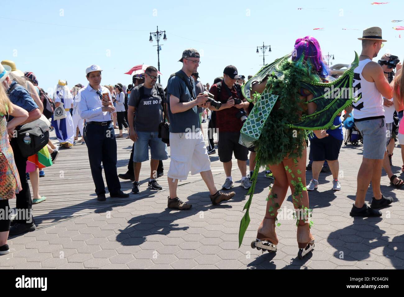 New York City, New York, USA. Juli 31, 2018. Politische leistung Künstler Marni Halasa, bei der jährlichen Mermaid Parade am 16 Juni, 2018 gezeigt, oft zu viele protestieren, März, Rallye und Veranstaltungen in New York City gesehen worden, die in eine Vielzahl von Kostümen zusammen mit Aktivisten Elliot Krone, sie oft gesehen werden kann das Tragen einer von Crown hausgemachte Papier - mÃ¢ ché Masken, die theatralische sind - themed Marionetten, die vertraute kulturelle Symbole mit dem Ziel der Verbreitung progressiven Ideen. Credit: G. Ronald Lopez/ZUMA Draht/Alamy leben Nachrichten Stockfoto