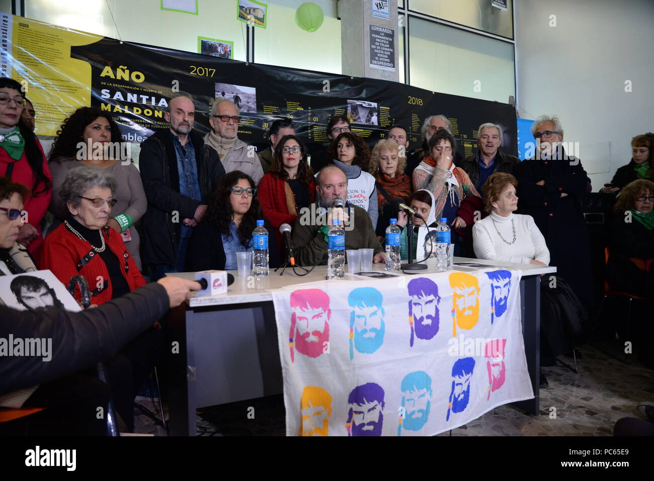 INT. WorldNews. Juli 31, 2018. 2018 Juli 31, Buenos Aires, Argentinien. - SERGIO MALDONADO, Santiago Maldonado's Bruder, auf der Pressekonferenz, nach einem Jahr des Verschwindens von Santiago am 1. August 2017. Die Pressekonferenz ist in der nationalen Presse Agentur (telam), die noch in der Pause wegen der Entlassung von 357 Mitarbeitern. Credit: Julieta Ferrario/ZUMA Draht/Alamy leben Nachrichten Stockfoto