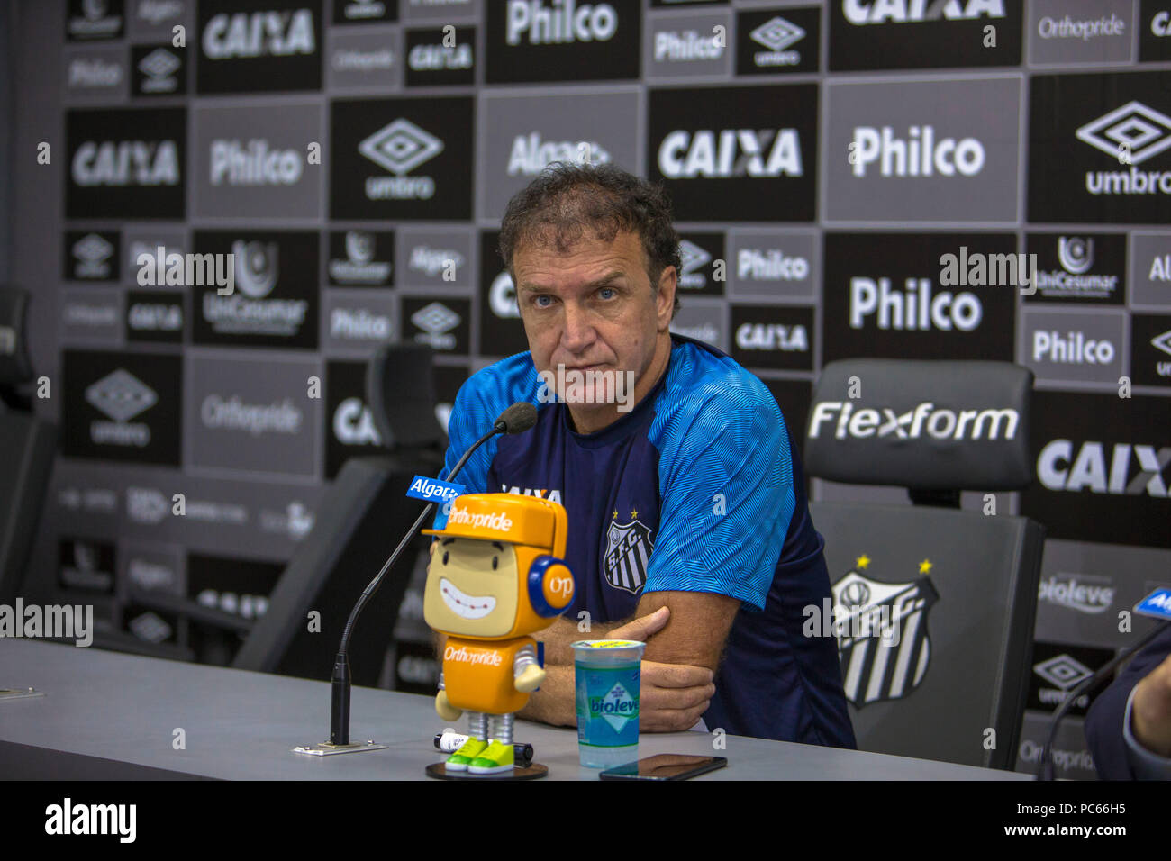 Santos, Brasilien. Juli 31, 2018. Santos Präsident José Carlos Peres präsentiert Cuca wie Santos&#39;s Trainer ach während einer Pressekonferenz vor Santos FC&#39;s trng ang am CTg Pelé am Dienstag (31.). Te. Mannschaft bereitet sich für das Spiel gegen thuzeiro gültig für die 2018 Br 8 Brasilien Cup. Credit: Richard Callis/FotoArena/Alamy leben Nachrichten Stockfoto