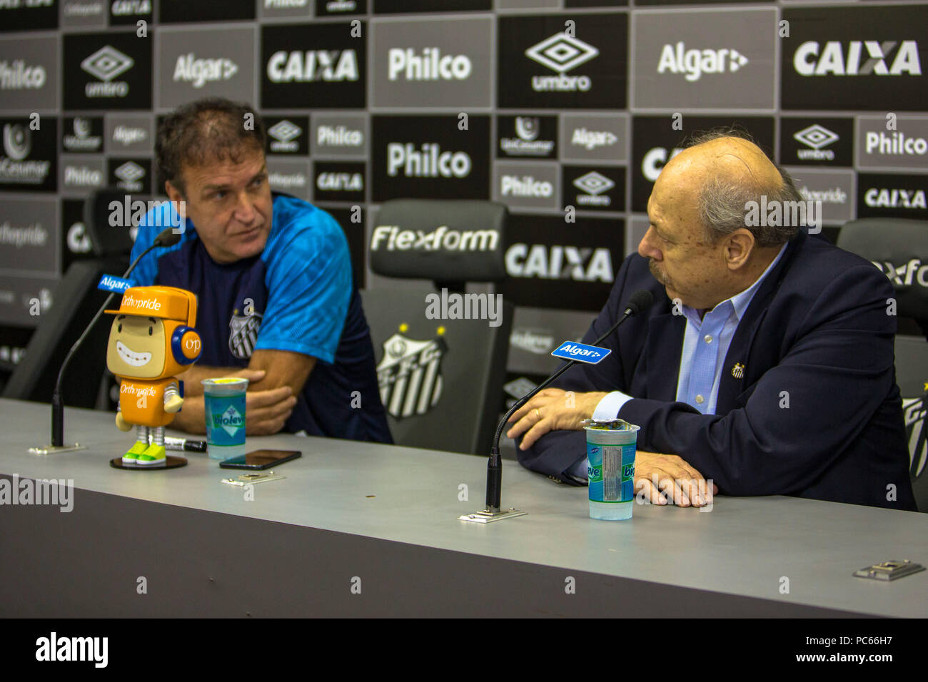 Santos, Brasilien. Juli 31, 2018. Santos Präsident José Carlos Peres präsentiert Cuca wie Santos&#39;s Trainer ach während einer Pressekonferenz vor Santos FC&#39;s trng ang am CTg Pelé am Dienstag (31.). Te. Mannschaft bereitet sich für das Spiel gegen thuzeiro gültig für die 2018 Br 8 Brasilien Cup. Credit: Richard Callis/FotoArena/Alamy leben Nachrichten Stockfoto