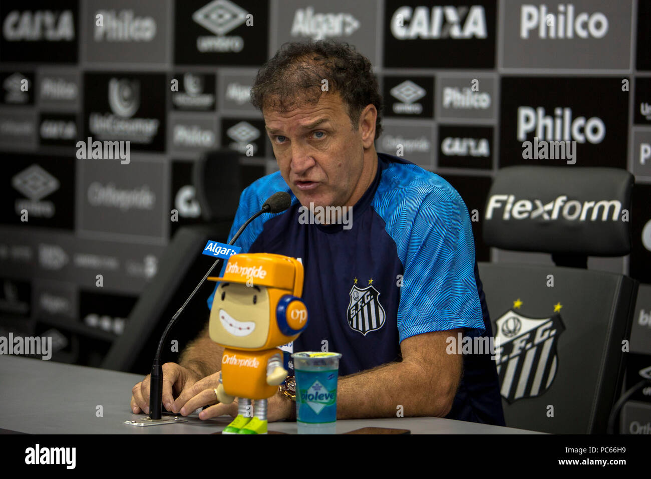 Santos, Brasilien. Juli 31, 2018. Santos Präsident José Carlos Peres präsentiert Cuca wie Santos&#39;s Trainer ach während einer Pressekonferenz vor Santos FC&#39;s trng ang am CTg Pelé am Dienstag (31.). Te. Mannschaft bereitet sich für das Spiel gegen thuzeiro gültig für die 2018 Br 8 Brasilien Cup. Credit: Richard Callis/FotoArena/Alamy leben Nachrichten Stockfoto