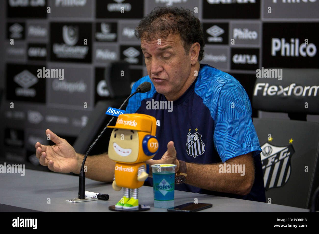 Santos, Brasilien. Juli 31, 2018. Santos Präsident José Carlos Peres präsentiert Cuca wie Santos&#39;s Trainer ach während einer Pressekonferenz vor Santos FC&#39;s trng ang am CTg Pelé am Dienstag (31.). Te. Mannschaft bereitet sich für das Spiel gegen thuzeiro gültig für die 2018 Br 8 Brasilien Cup. Credit: Richard Callis/FotoArena/Alamy leben Nachrichten Stockfoto