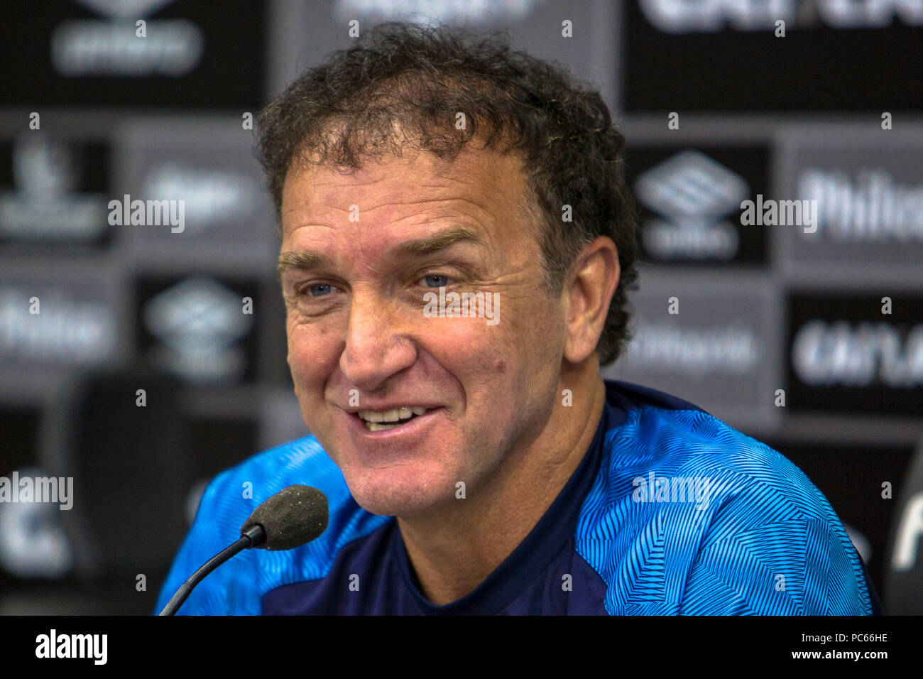 Santos, Brasilien. Juli 31, 2018. Santos Präsident José Carlos Peres präsentiert Cuca wie Santos&#39;s Trainer ach während einer Pressekonferenz vor Santos FC&#39;s trng ang am CTg Pelé am Dienstag (31.). Te. Mannschaft bereitet sich für das Spiel gegen thuzeiro gültig für die 2018 Br 8 Brasilien Cup. Credit: Richard Callis/FotoArena/Alamy leben Nachrichten Stockfoto