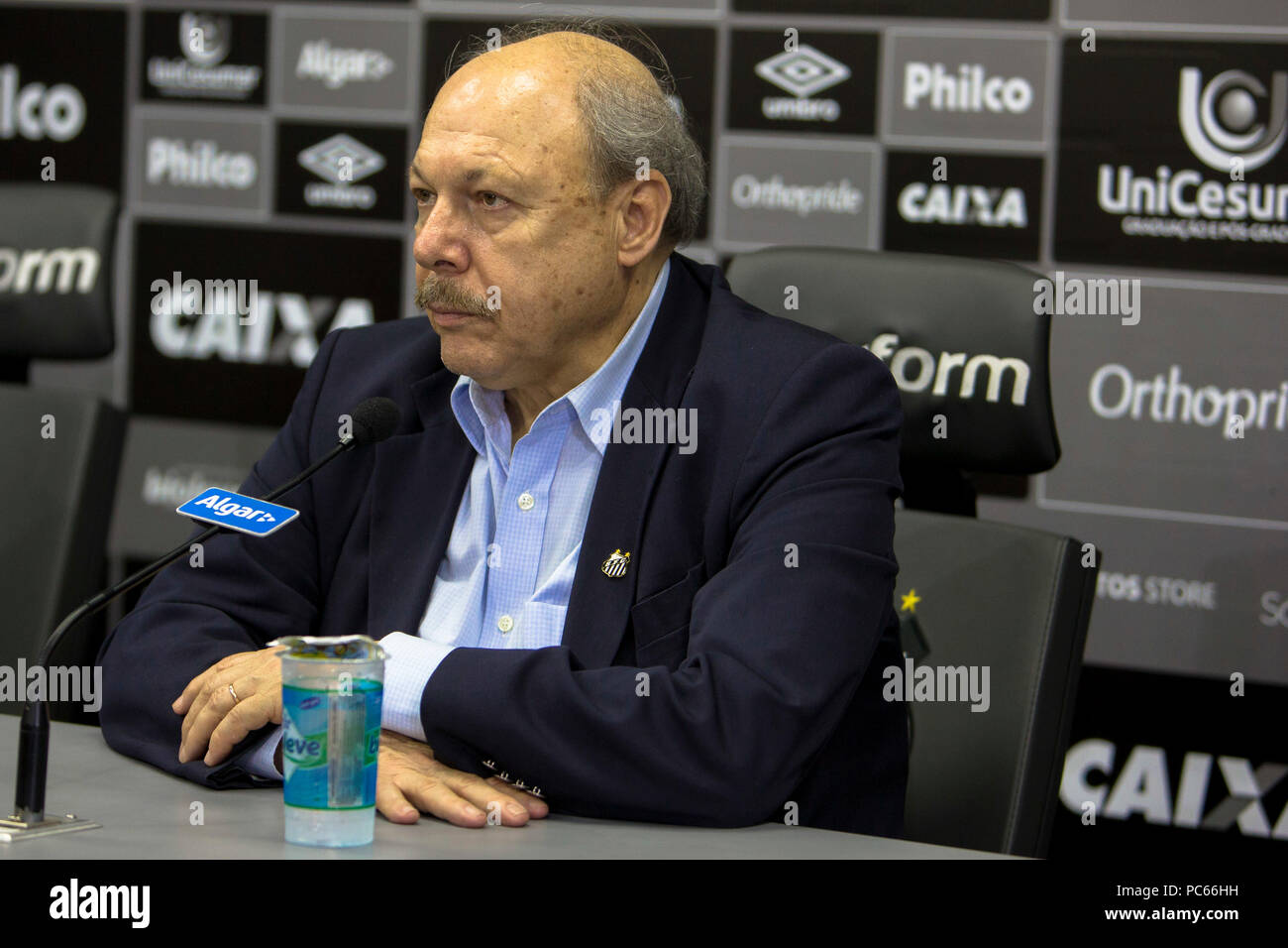 Santos, Brasilien. Juli 31, 2018. Santos Präsident José Carlos Peres präsentiert Cuca wie Santos&#39;s Trainer ach während einer Pressekonferenz vor Santos FC&#39;s trng ang am CTg Pelé am Dienstag (31.). Te. Mannschaft bereitet sich für das Spiel gegen thuzeiro gültig für die 2018 Br 8 Brasilien Cup. Credit: Richard Callis/FotoArena/Alamy leben Nachrichten Stockfoto