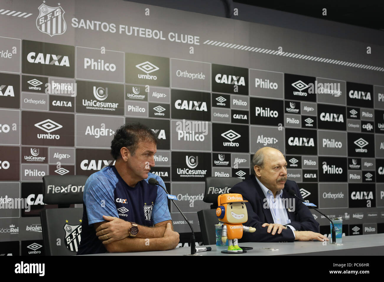 Santos, Brasilien. Juli 31, 2018. Santos Präsident José Carlos Peres präsentiert Cuca wie Santos&#39;s Trainer ach während einer Pressekonferenz vor Santos FC&#39;s trng ang am CTg Pelé am Dienstag (31.). Te. Mannschaft bereitet sich für das Spiel gegen thuzeiro gültig für die 2018 Br 8 Brasilien Cup. Credit: Ricardo Moreira/FotoArena/Alamy leben Nachrichten Stockfoto