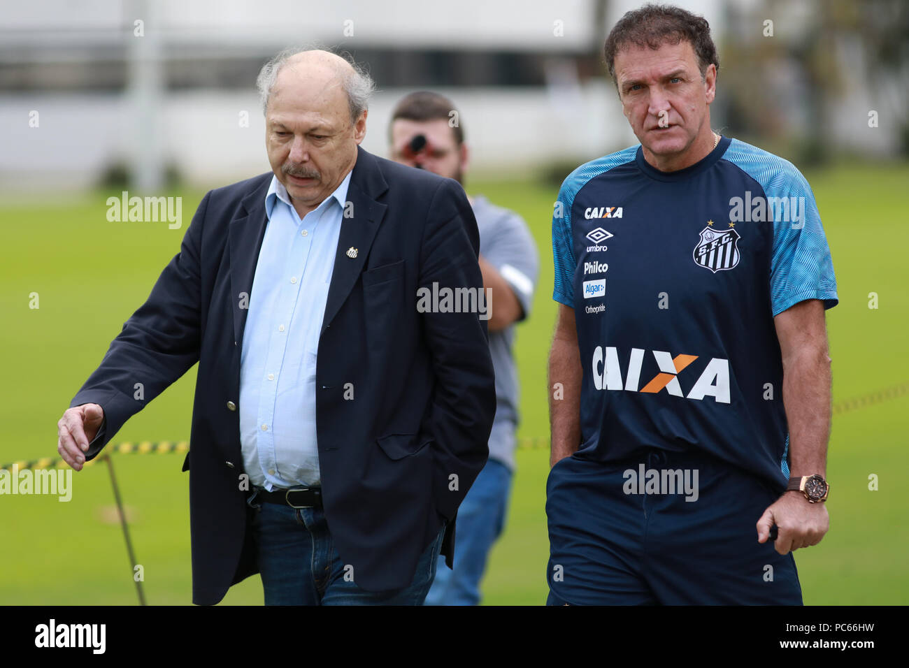 Santos, Brasilien. Juli 31, 2018. Santos Präsident José Carlos Peres präsentiert Cuca wie Santos&#39;s Trainer ach während einer Pressekonferenz vor Santos FC&#39;s trng ang am CTg Pelé am Dienstag (31.). Te. Mannschaft bereitet sich für das Spiel gegen thuzeiro gültig für die 2018 Br 8 Brasilien Cup. Credit: Ricardo Moreira/FotoArena/Alamy leben Nachrichten Stockfoto