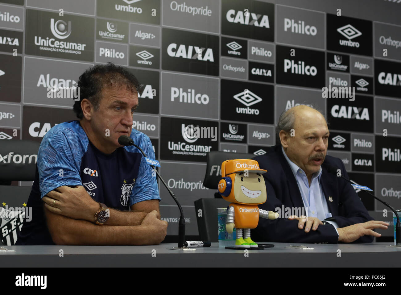 Santos, Brasilien. Juli 31, 2018. Santos Präsident José Carlos Peres präsentiert Cuca wie Santos&#39;s Trainer ach während einer Pressekonferenz vor Santos FC&#39;s trng ang am CTg Pelé am Dienstag (31.). Te. Mannschaft bereitet sich für das Spiel gegen thuzeiro gültig für die 2018 Br 8 Brasilien Cup. Credit: Ricardo Moreira/FotoArena/Alamy leben Nachrichten Stockfoto