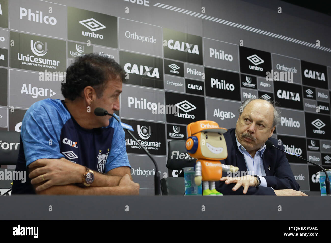 Santos, Brasilien. Juli 31, 2018. Santos Präsident José Carlos Peres präsentiert Cuca wie Santos&#39;s Trainer ach während einer Pressekonferenz vor Santos FC&#39;s trng ang am CTg Pelé am Dienstag (31.). Te. Mannschaft bereitet sich für das Spiel gegen thuzeiro gültig für die 2018 Br 8 Brasilien Cup. Credit: Ricardo Moreira/FotoArena/Alamy leben Nachrichten Stockfoto