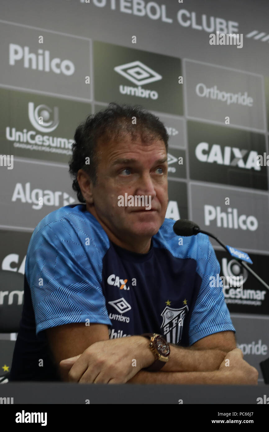 Santos, Brasilien. Juli 31, 2018. Santos Präsident José Carlos Peres präsentiert Cuca wie Santos&#39;s Trainer ach während einer Pressekonferenz vor Santos FC&#39;s trng ang am CTg Pelé am Dienstag (31.). Te. Mannschaft bereitet sich für das Spiel gegen thuzeiro gültig für die 2018 Br 8 Brasilien Cup. Credit: Ricardo Moreira/FotoArena/Alamy leben Nachrichten Stockfoto