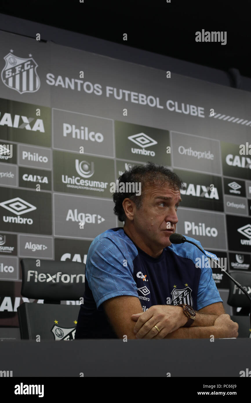 Santos, Brasilien. Juli 31, 2018. Santos Präsident José Carlos Peres präsentiert Cuca wie Santos&#39;s Trainer ach während einer Pressekonferenz vor Santos FC&#39;s trng ang am CTg Pelé am Dienstag (31.). Te. Mannschaft bereitet sich für das Spiel gegen thuzeiro gültig für die 2018 Br 8 Brasilien Cup. Credit: Ricardo Moreira/FotoArena/Alamy leben Nachrichten Stockfoto
