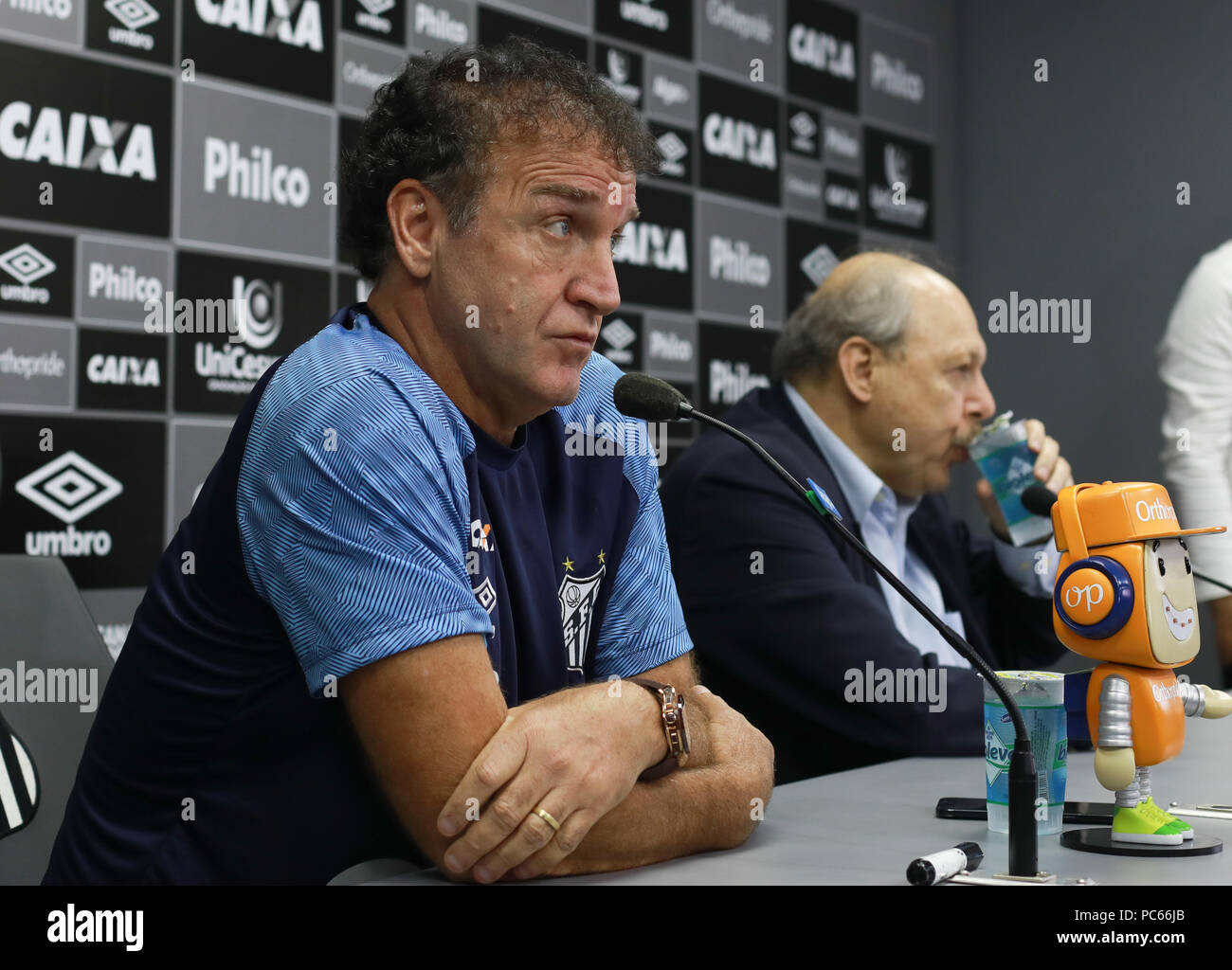 Santos, Brasilien. Juli 31, 2018. Santos Präsident José Carlos Peres präsentiert Cuca wie Santos&#39;s Trainer ach während einer Pressekonferenz vor Santos FC&#39;s trng ang am CTg Pelé am Dienstag (31.). Te. Mannschaft bereitet sich für das Spiel gegen thuzeiro gültig für die 2018 Br 8 Brasilien Cup. Credit: Ricardo Moreira/FotoArena/Alamy leben Nachrichten Stockfoto