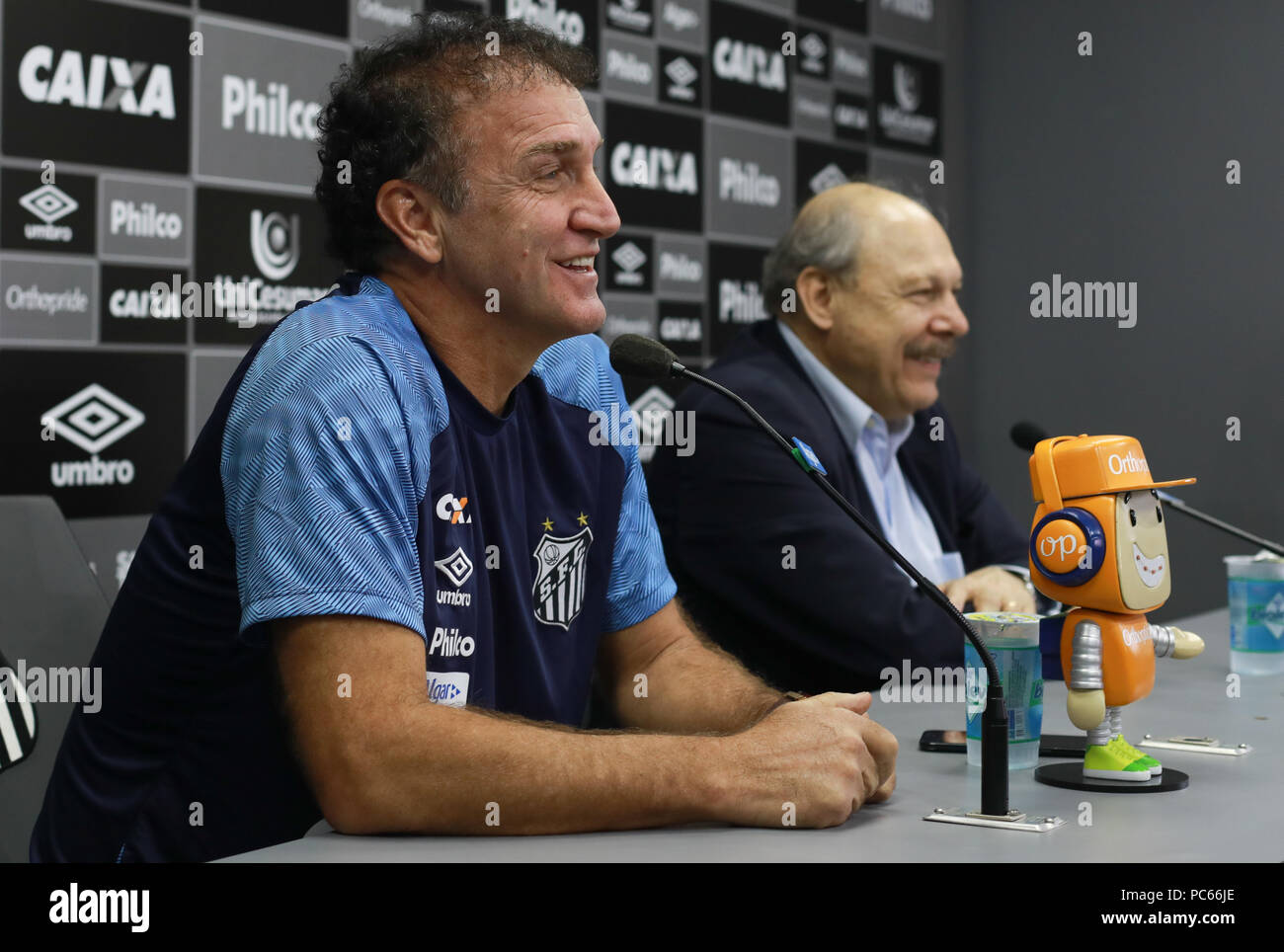 Santos, Brasilien. Juli 31, 2018. Santos Präsident José Carlos Peres präsentiert Cuca wie Santos&#39;s Trainer ach während einer Pressekonferenz vor Santos FC&#39;s trng ang am CTg Pelé am Dienstag (31.). Te. Mannschaft bereitet sich für das Spiel gegen thuzeiro gültig für die 2018 Br 8 Brasilien Cup. Credit: Ricardo Moreira/FotoArena/Alamy leben Nachrichten Stockfoto
