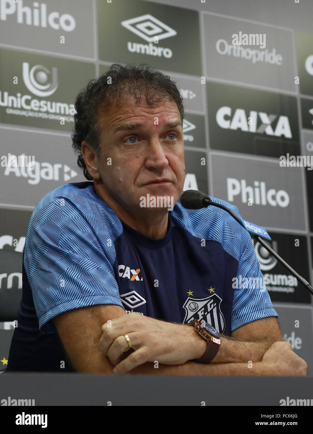 Santos, Brasilien. Juli 31, 2018. Santos Präsident José Carlos Peres präsentiert Cuca wie Santos&#39;s Trainer ach während einer Pressekonferenz vor Santos FC&#39;s trng ang am CTg Pelé am Dienstag (31.). Te. Mannschaft bereitet sich für das Spiel gegen thuzeiro gültig für die 2018 Br 8 Brasilien Cup. Credit: Ricardo Moreira/FotoArena/Alamy leben Nachrichten Stockfoto