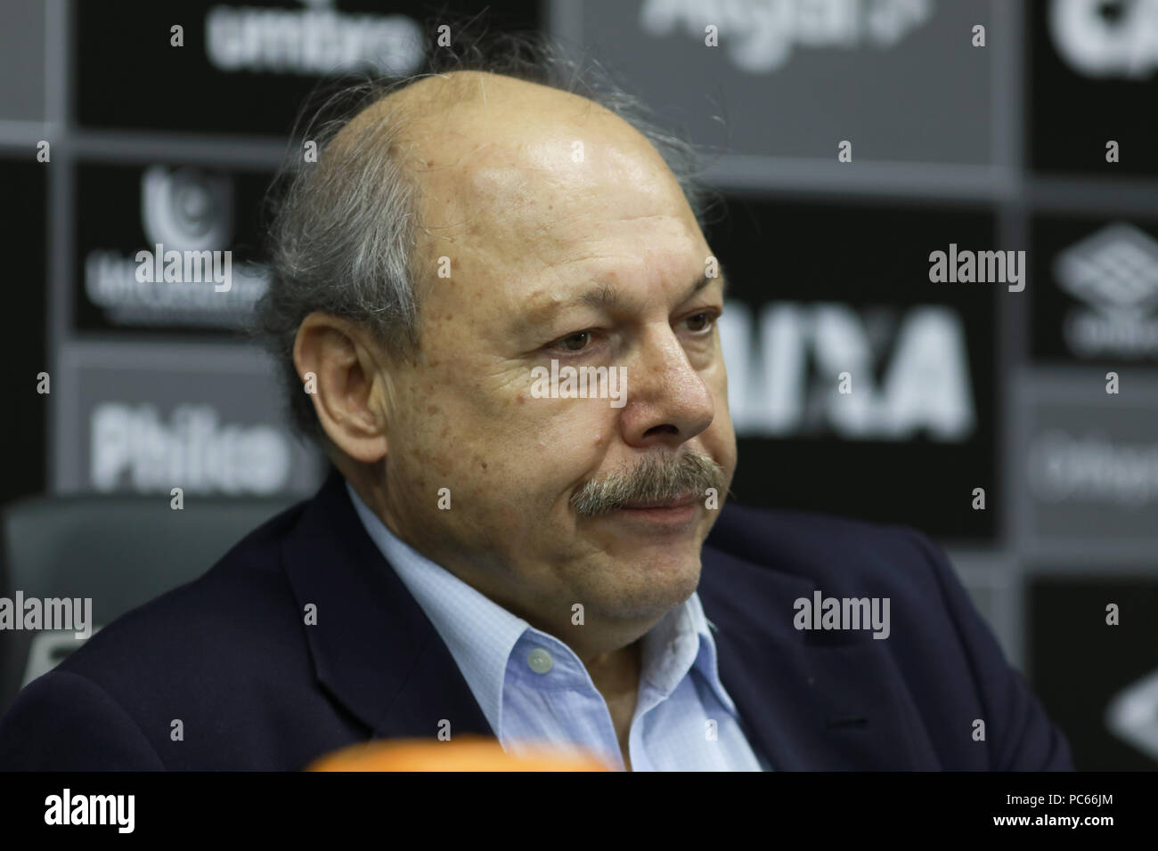 Santos, Brasilien. Juli 31, 2018. Santos Präsident José Carlos Peres präsentiert Cuca wie Santos&#39;s Trainer ach während einer Pressekonferenz vor Santos FC&#39;s trng ang am CTg Pelé am Dienstag (31.). Te. Mannschaft bereitet sich für das Spiel gegen thuzeiro gültig für die 2018 Br 8 Brasilien Cup. Credit: Ricardo Moreira/FotoArena/Alamy leben Nachrichten Stockfoto