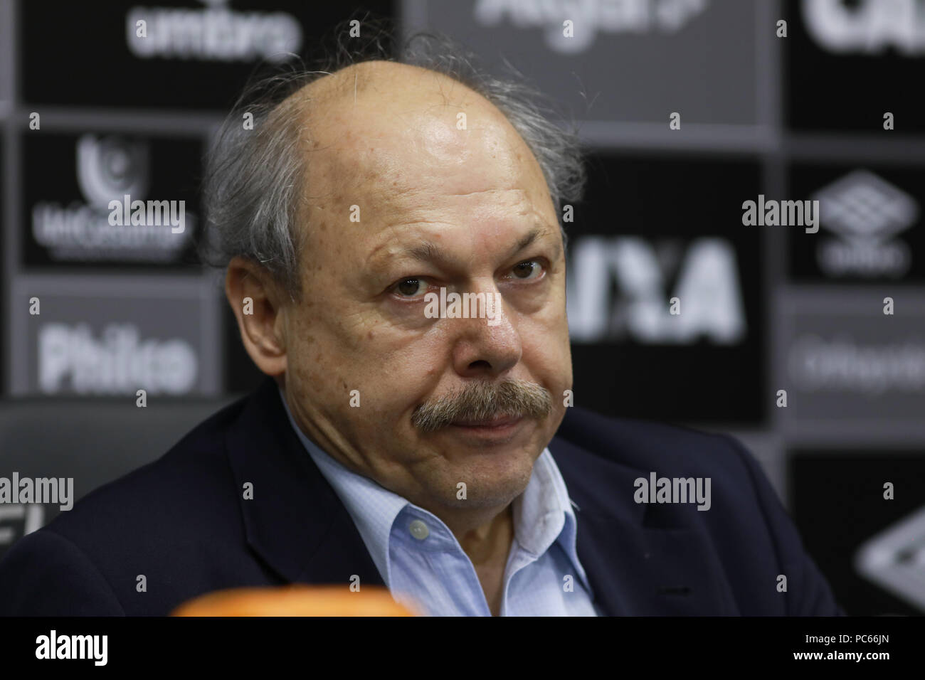 Santos, Brasilien. Juli 31, 2018. Santos Präsident José Carlos Peres präsentiert Cuca wie Santos&#39;s Trainer ach während einer Pressekonferenz vor Santos FC&#39;s trng ang am CTg Pelé am Dienstag (31.). Te. Mannschaft bereitet sich für das Spiel gegen thuzeiro gültig für die 2018 Br 8 Brasilien Cup. Credit: Ricardo Moreira/FotoArena/Alamy leben Nachrichten Stockfoto